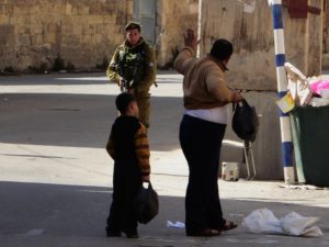Soldat durchsucht Palästinenser in Hebron, Photo: Irene