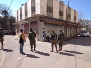 Soldaten halten palästinensische Kinder in Hebron fest, Photo: Irene